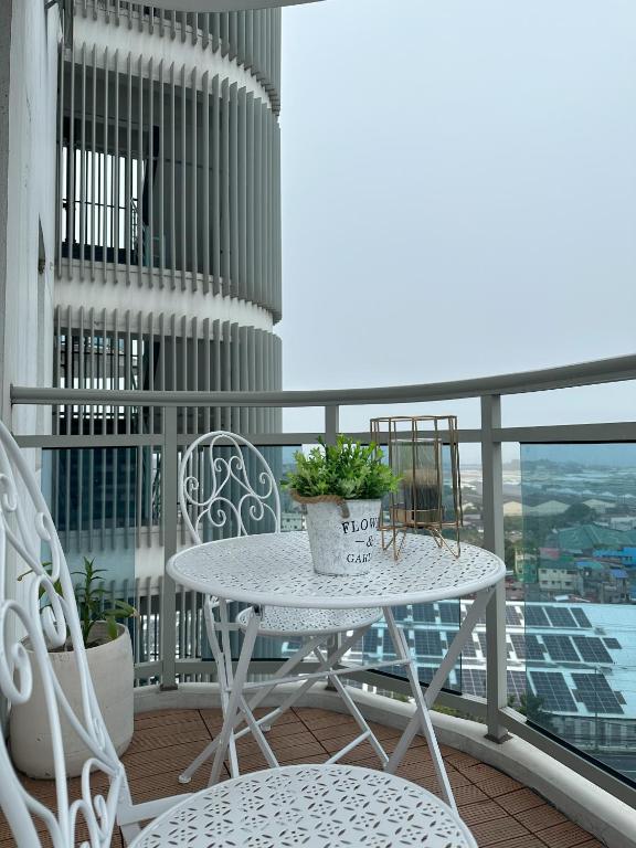 Бассейн в The Bahamas & Maldives Suites at Azure Residences near Manila Airport или поблизости