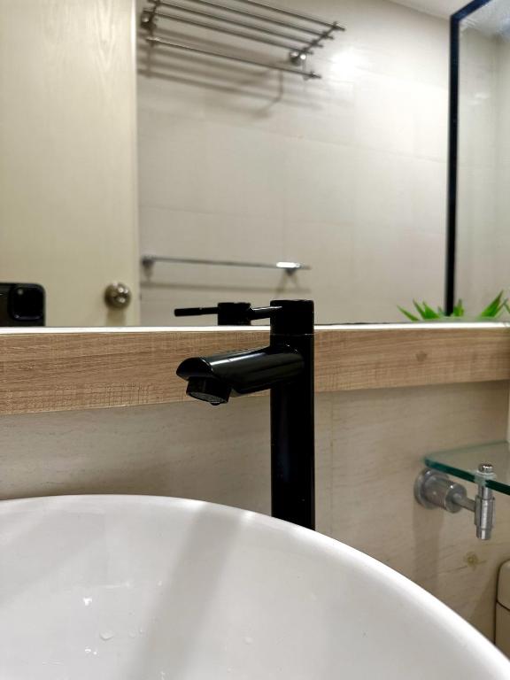Ванная комната в The Bahamas & Maldives Suites at Azure Residences near Manila Airport