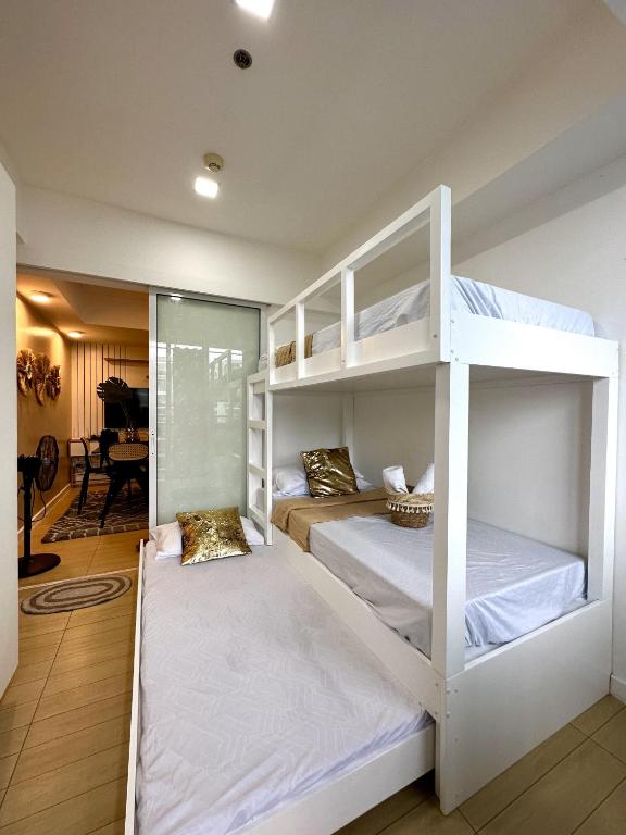 Кровать или кровати в номере The Bahamas & Maldives Suites at Azure Residences near Manila Airport