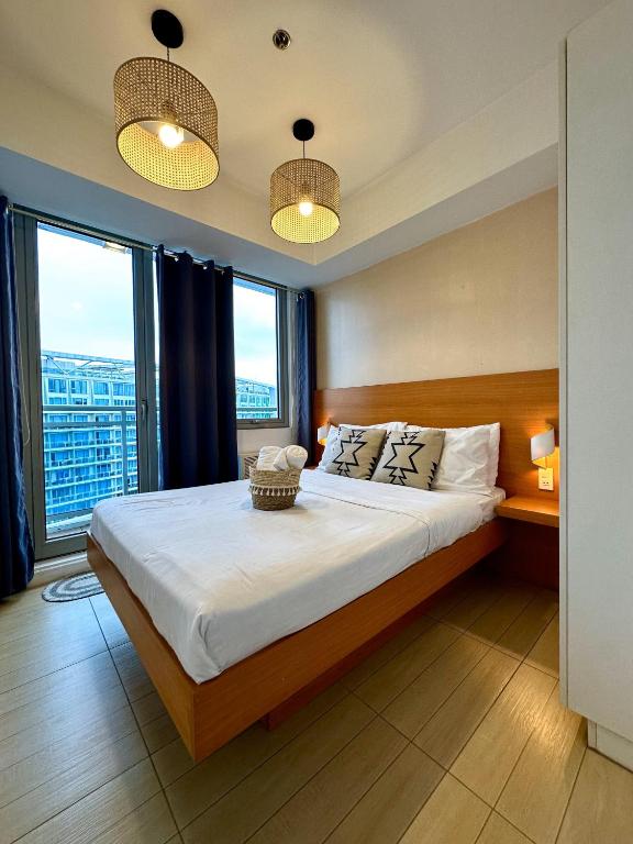 Кровать или кровати в номере The Bahamas & Maldives Suites at Azure Residences near Manila Airport