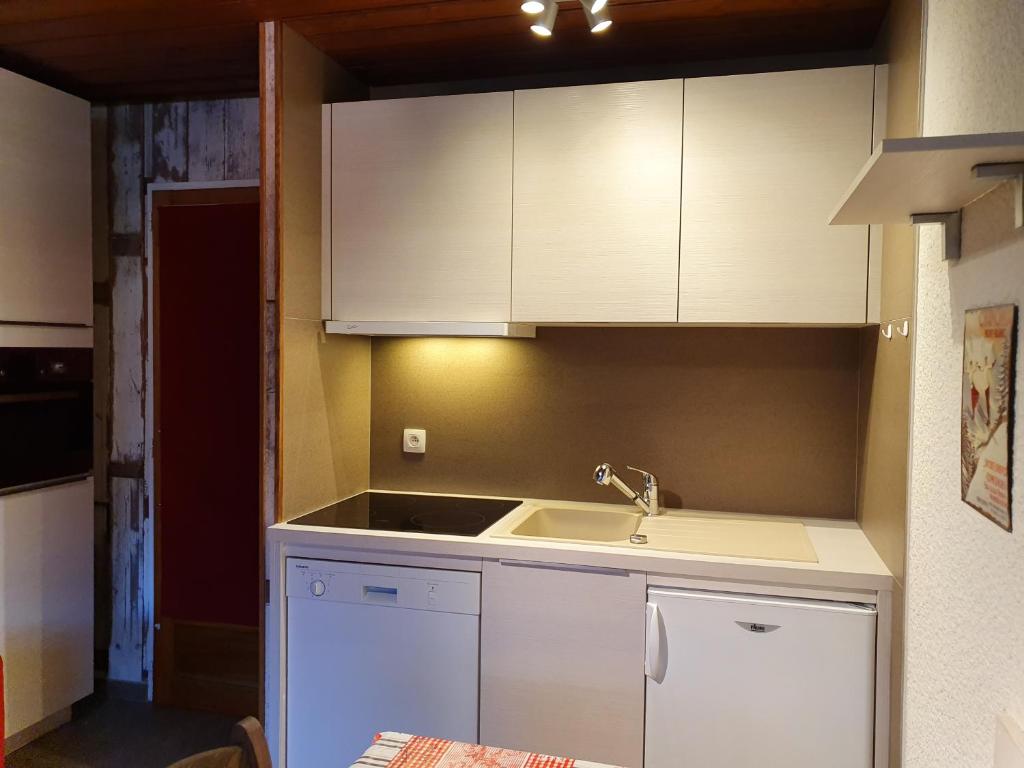Kuchyň nebo kuchyňský kout v ubytování Le Serac W6 appartement avec véranda en angle vue panoramique gérer par particulier sur place