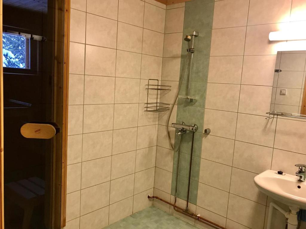 un baño con ducha y lavabo en Pyrypolku 6, en Ruka