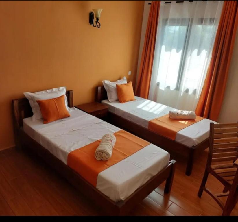 Giường trong phòng chung tại Maison des Pays