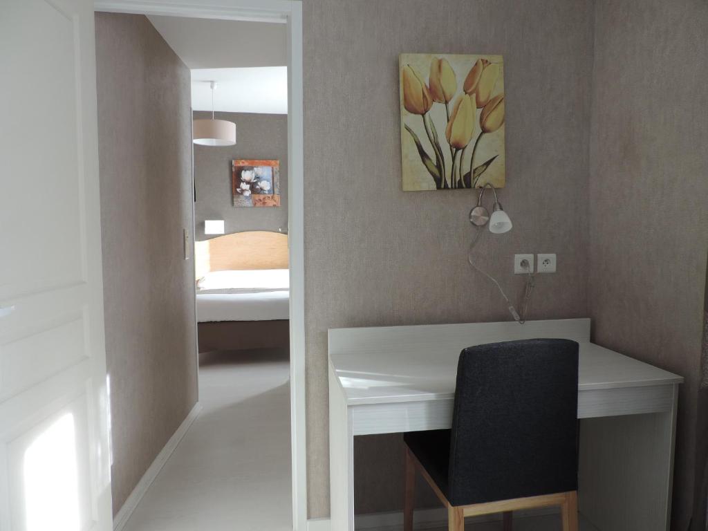 Logis Hôtel Restaurant Cazes Arazat - Chambre Familiale Avec Salle De Bains Commune