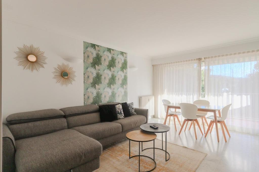 un salon avec un canapé et une table dans l'établissement Appartement à Antibes avec terrasse ensoleillée, à Antibes