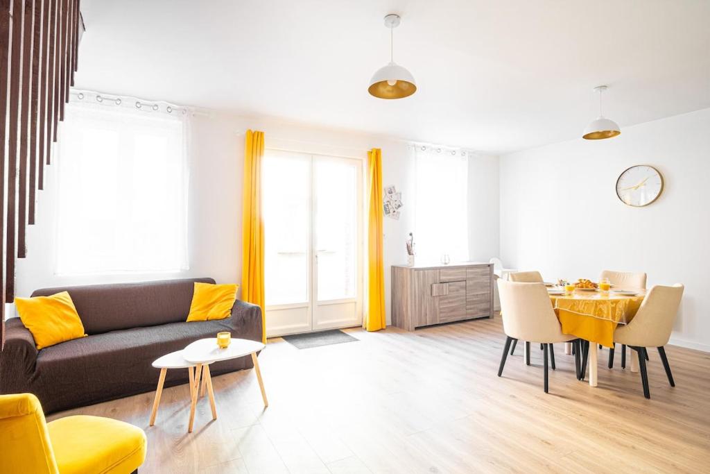 un salon avec un canapé et une table dans l'établissement Gite du Clos Masure - 4 pers - 10 min Etretat, à Gonneville-la-Mallet