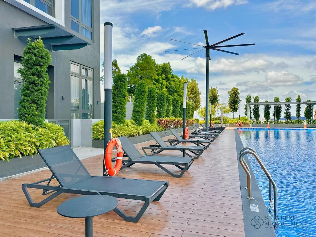 Bazén v ubytování Sunway GRID Residence SunwayXpark BigBox By Stayrene nebo v jeho okolí