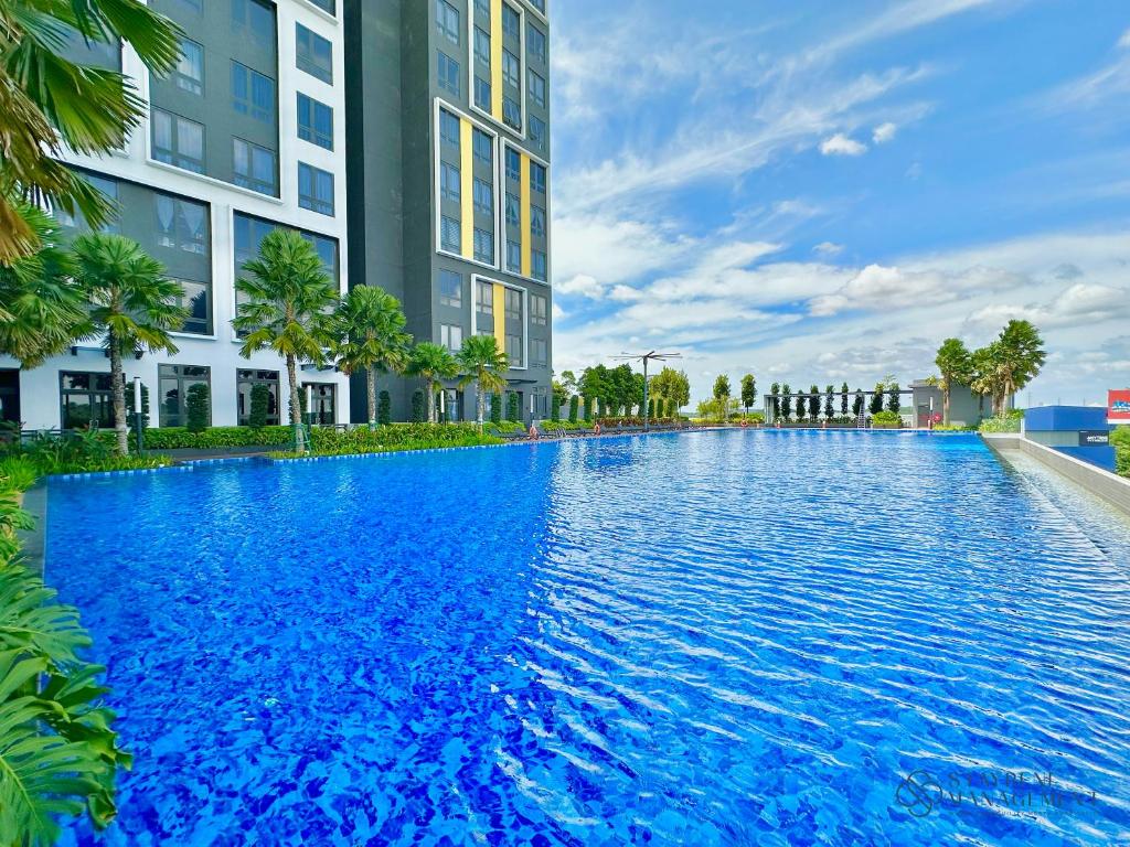 Bazén v ubytování Sunway GRID Residence SunwayXpark BigBox By Stayrene nebo v jeho okolí