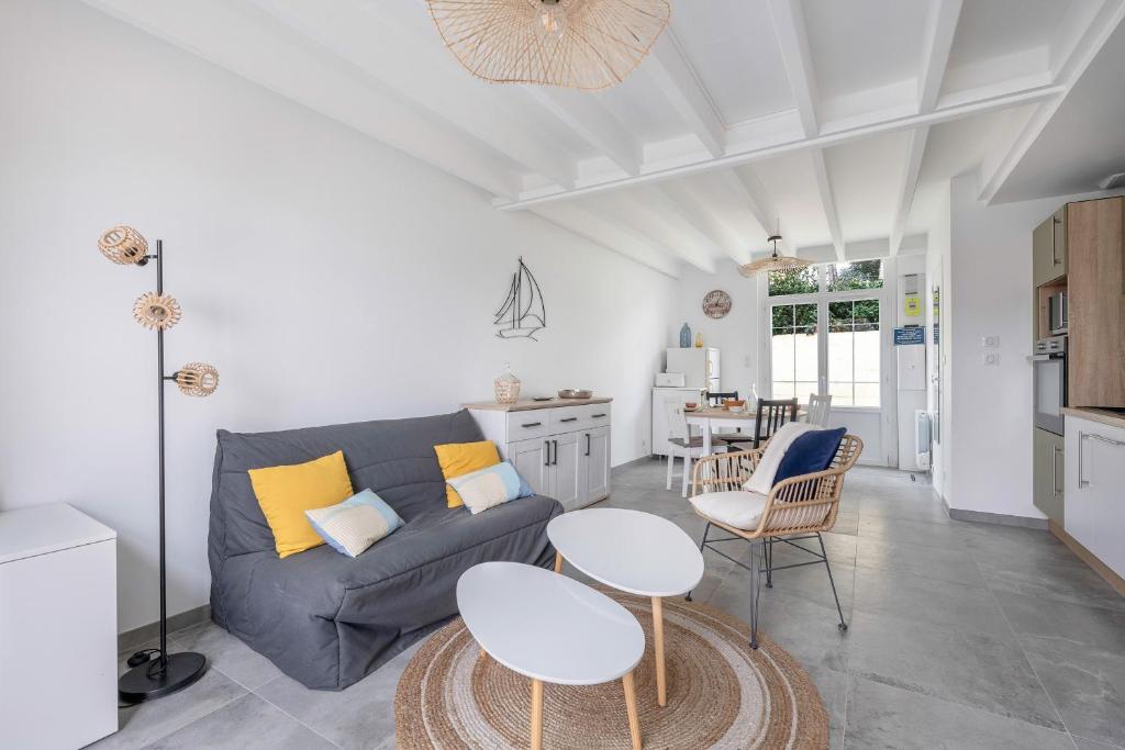 un salon avec un canapé et une table dans l'établissement Maison cosy pour 4, à seulement 450m des plages !, à Pornichet