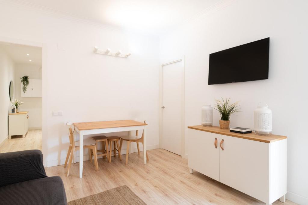 Televízia a/alebo spoločenská miestnosť v ubytovaní Apartamento NUEVO con encanto en SAGRADA FAMILIA