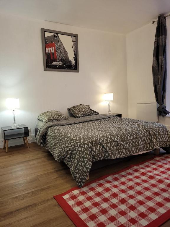 - une chambre avec un lit avec deux lampes et un tapis rouge dans l'établissement relais du 21, à Saint-Germain-en-Laye