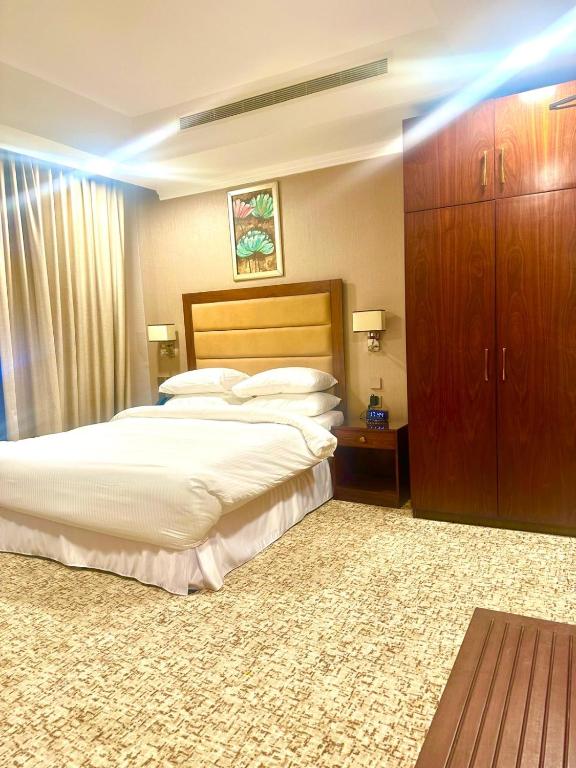 Postel nebo postele na pokoji v ubytování Grand Legacy Hotel Doha