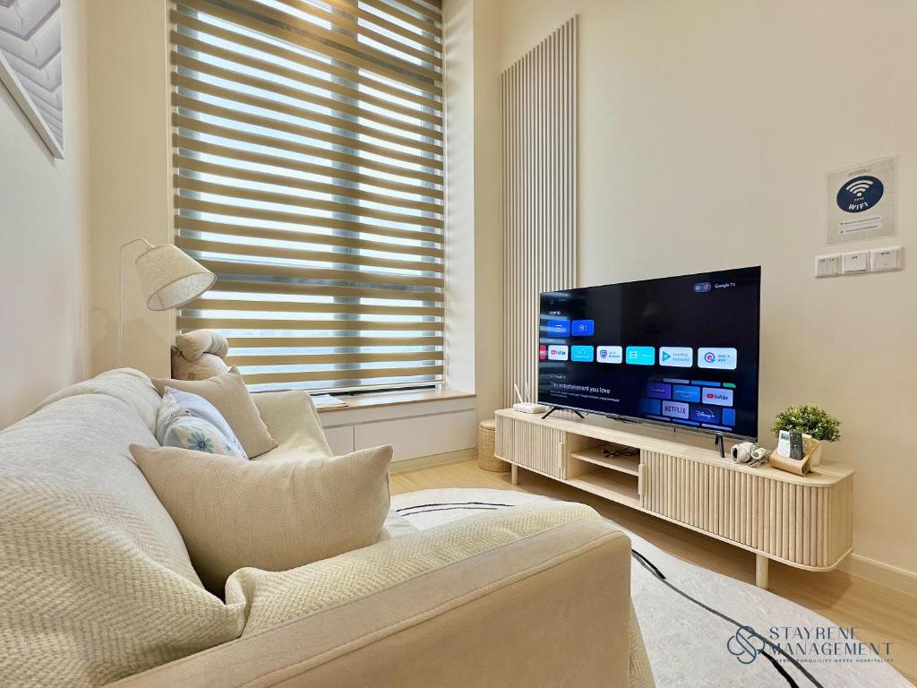 TV a/nebo společenská místnost v ubytování Sunway GRID Residence SunwayXpark BigBox By Stayrene