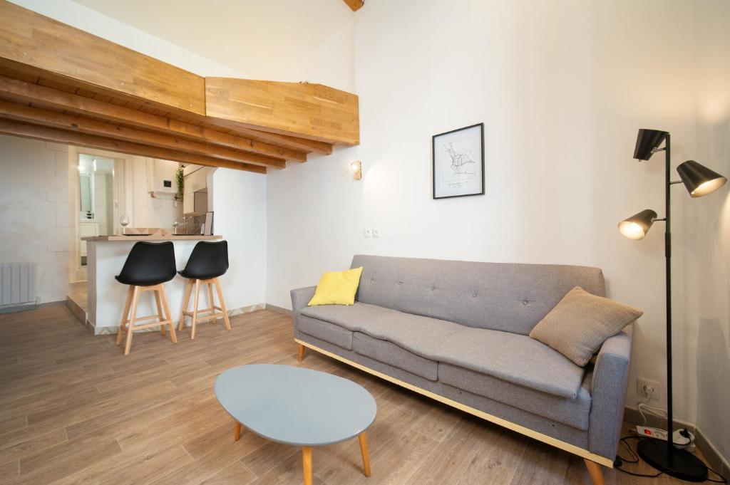 un salon avec un canapé et une table dans l'établissement Appartement tout equipé 4 couchages à 600m de la Plage des Catalans, à Marseille