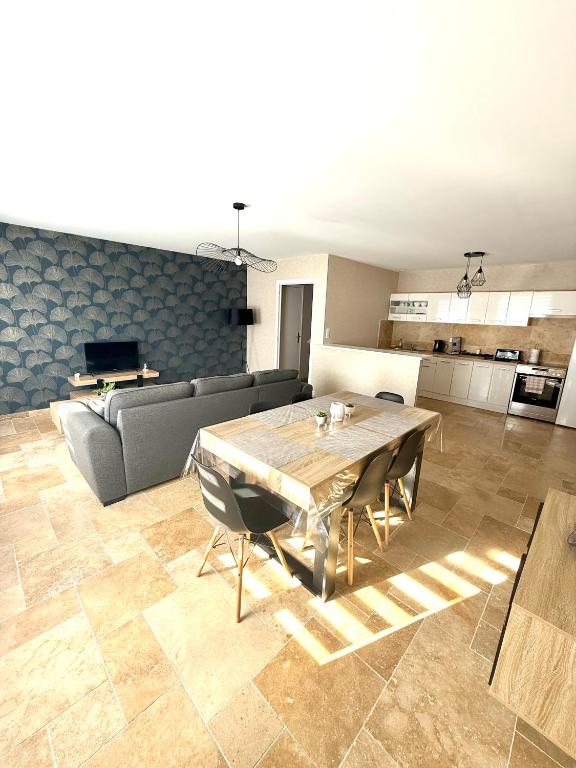 un salon avec une table en bois et un canapé dans l'établissement Le Petit Phuket, à Saint-Laurent-sur-Saône