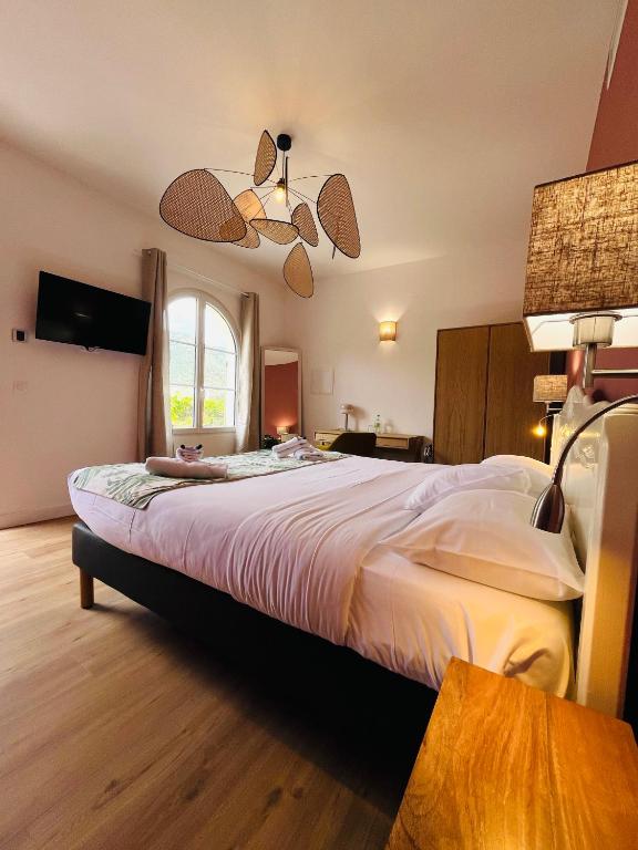 Postel nebo postele na pokoji v ubytování Hôtel Astria