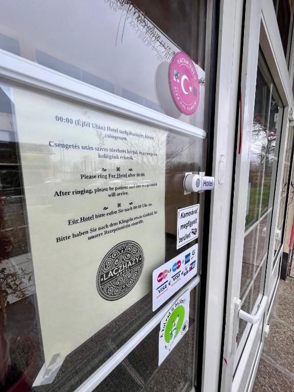 Certifikát, hodnocení, plakát nebo jiný dokument vystavený v ubytování M1 Laczházy Hotel Coffee & More