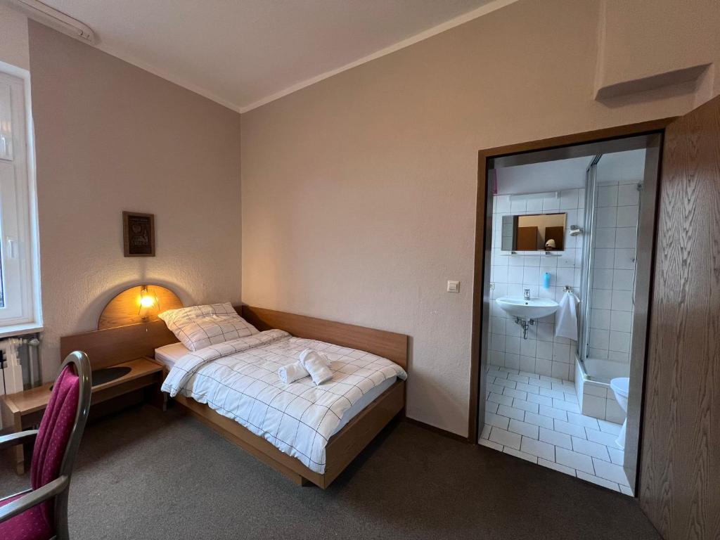 Postel nebo postele na pokoji v ubytování Hotel Doko Gardelegen