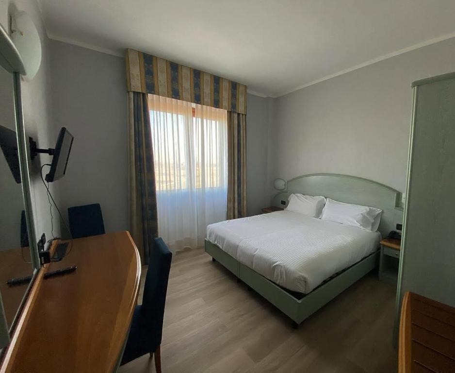 Postel nebo postele na pokoji v ubytování Hotel Europa Milano