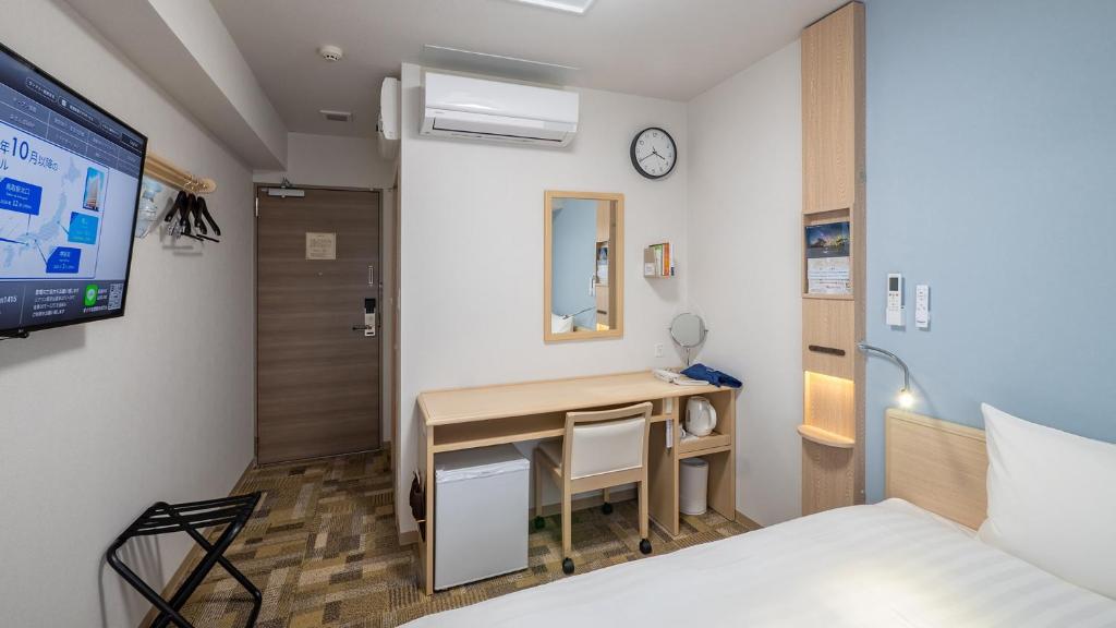 Postel nebo postele na pokoji v ubytování Toyoko Inn Sakai Ekimae