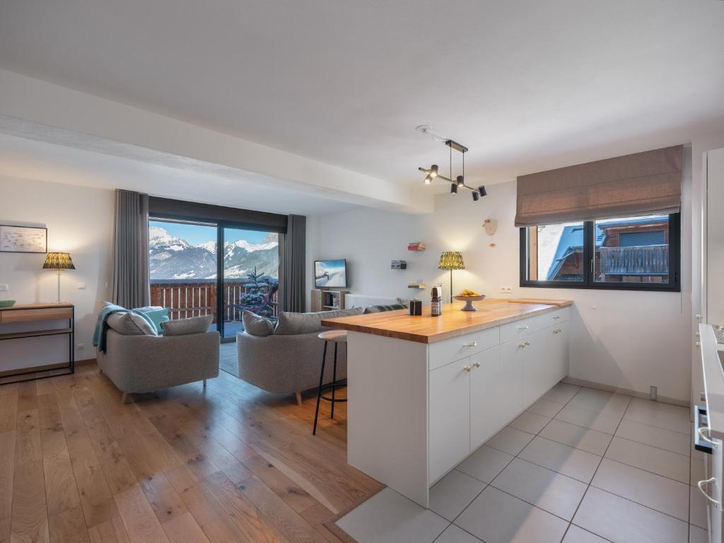 une cuisine et un salon avec une table et des chaises dans l'établissement Soldanelles A12 - Bo Immobilier Chatel, à Châtel