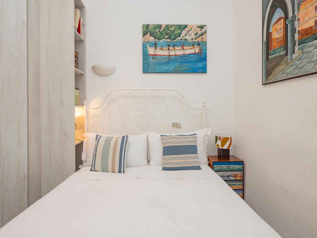 Un dormitorio con una cama blanca con almohadas. en New Apartment in downtown close to Duomo, en Milán