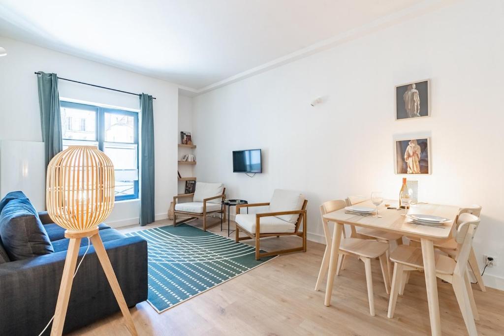 un salon avec un canapé et une table dans l'établissement Le Téméraire, à Dijon