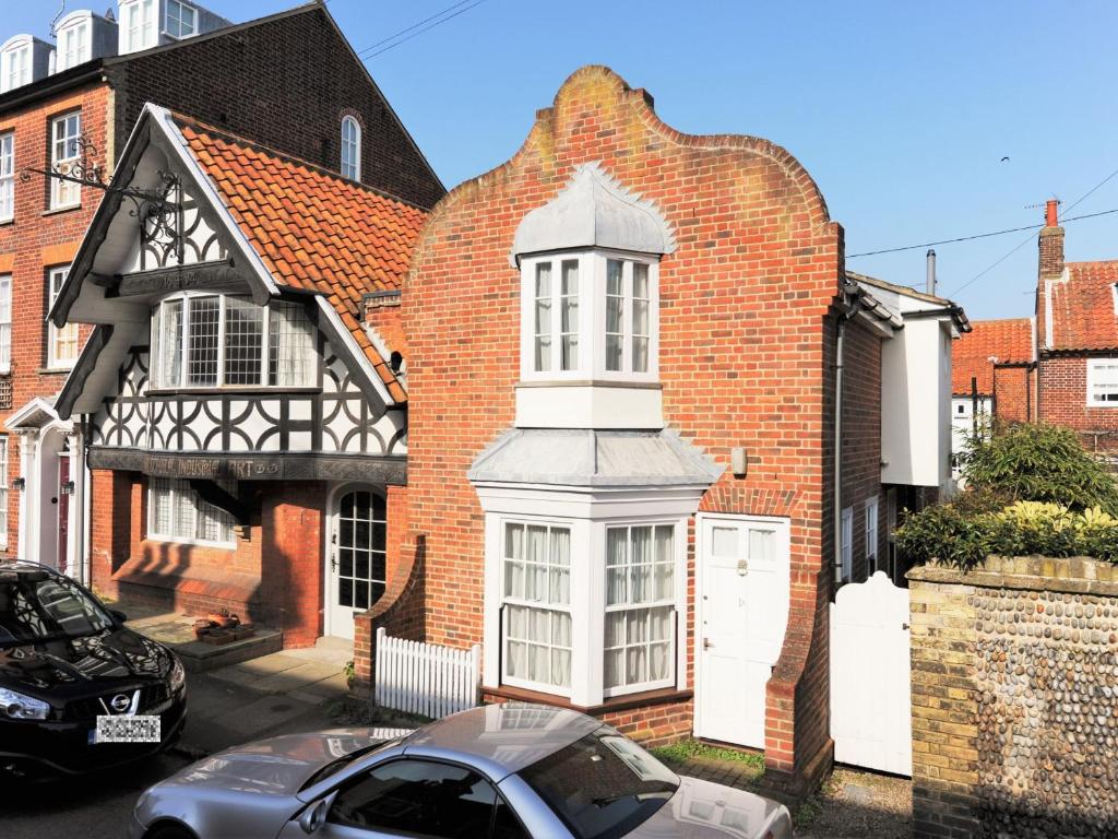 a brick house with a car parked in front of it at 1a Park Lane in Southwold