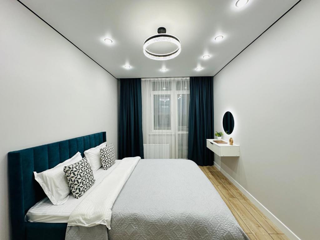 Ένα ή περισσότερα κρεβάτια σε δωμάτιο στο Апартаменты Alatau city