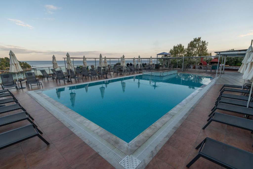 Bazén v ubytování La Luna Hotel nebo v jeho okolí