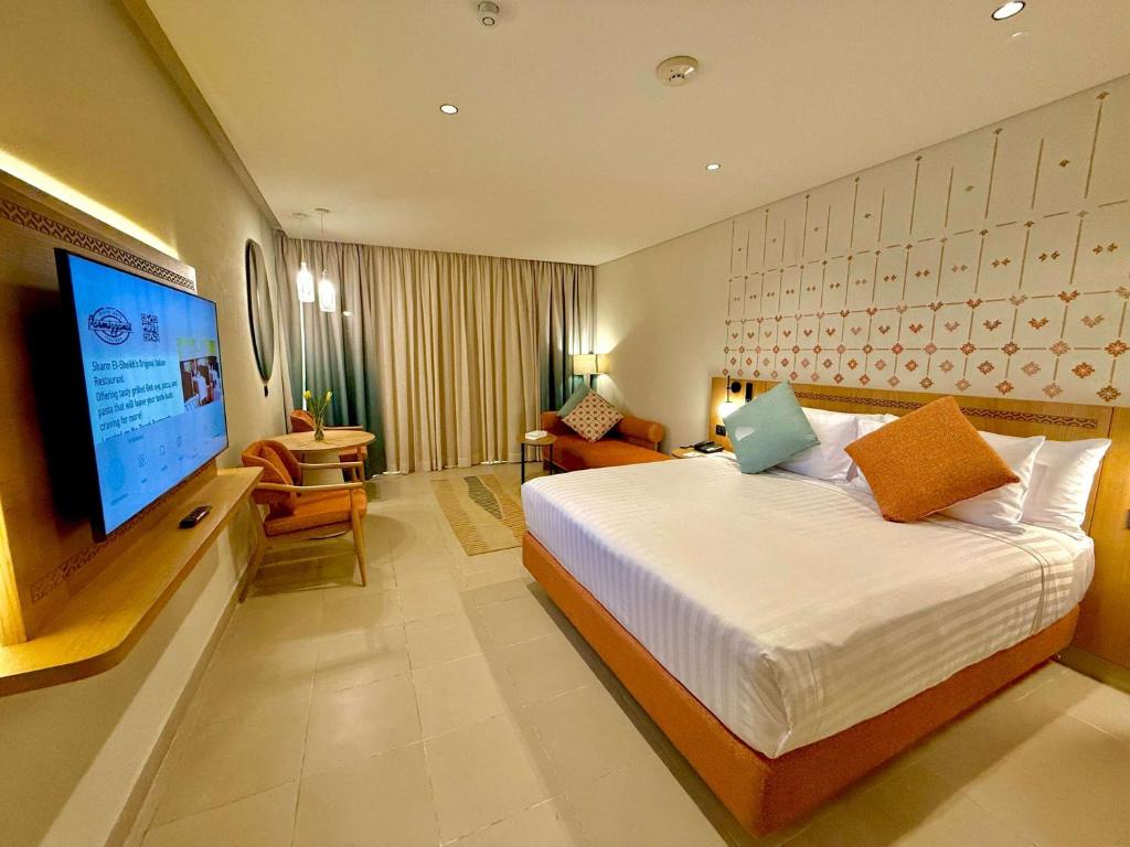 TV a/nebo společenská místnost v ubytování Naama Bay Promenade Beach Resort Managed By Accor