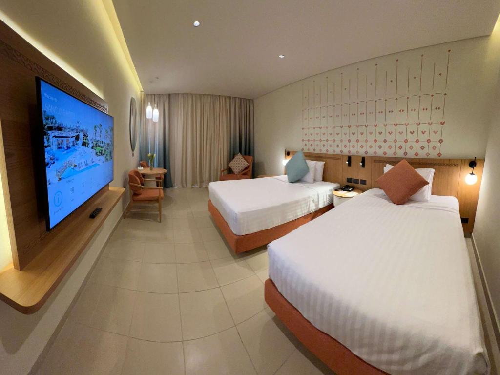 TV a/nebo společenská místnost v ubytování Naama Bay Promenade Beach Resort Managed By Accor