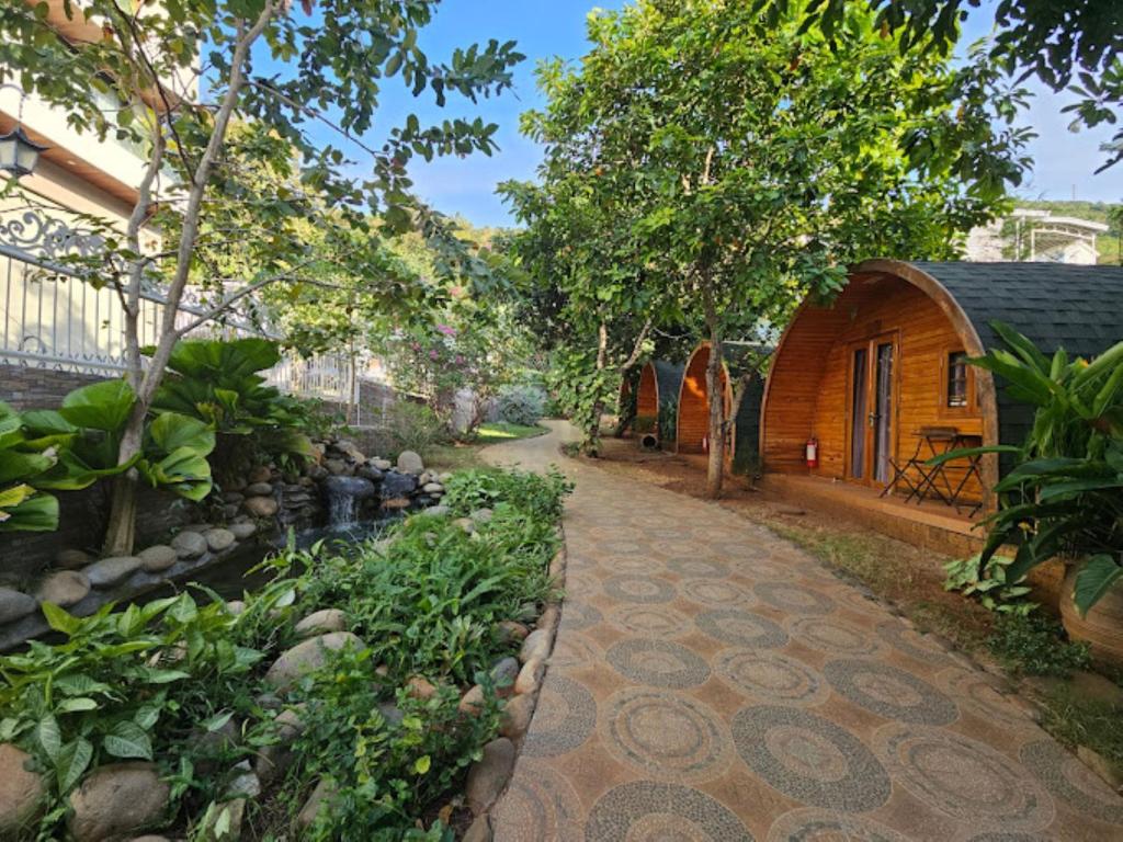 una pasarela frente a una casa con patio en Sea Mountain Bungalow Vũng Tàu, en Vung Tau