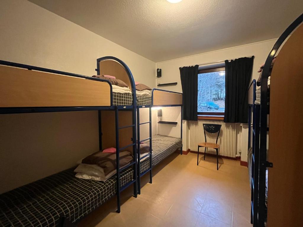 Auberge de Jeunesse HI Le Mont-Dore - Kamer Voor 6 Personen Met Eigen Badkamer