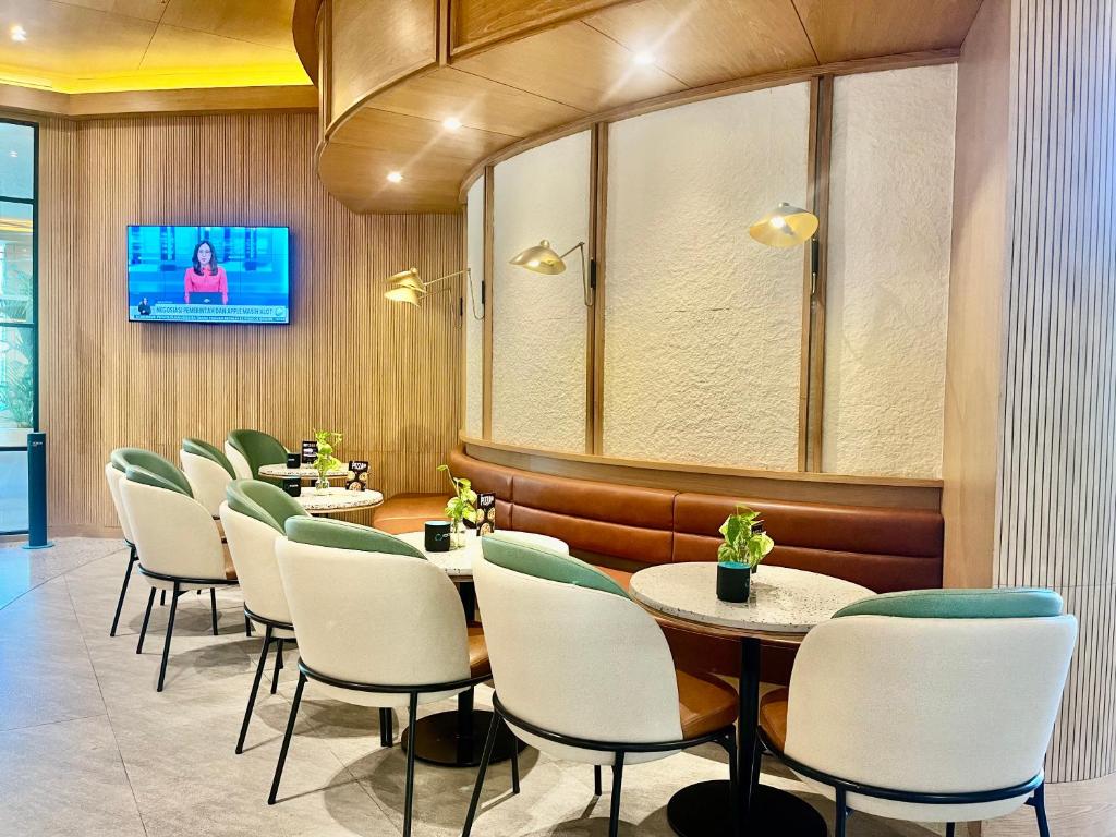 TV a/nebo společenská místnost v ubytování The Acacia Hotel Jakarta