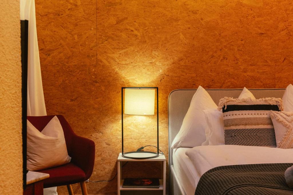 Postel nebo postele na pokoji v ubytování Standard 2 - Heiti Lodge