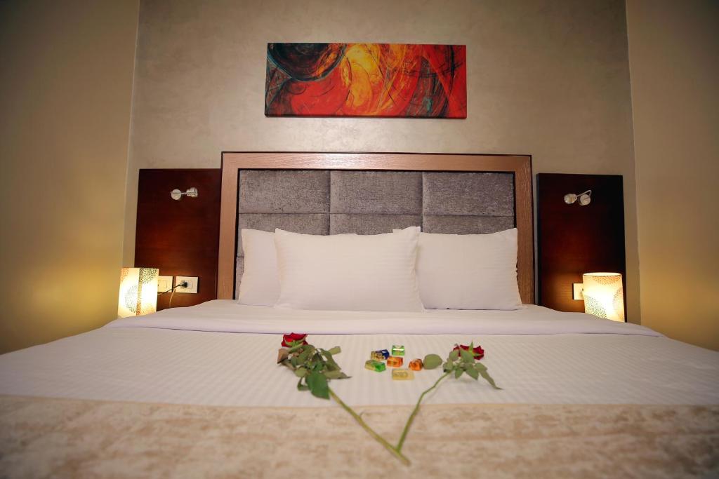 Postel nebo postele na pokoji v ubytování Cairo Taj Hotels & Suites - Dokki
