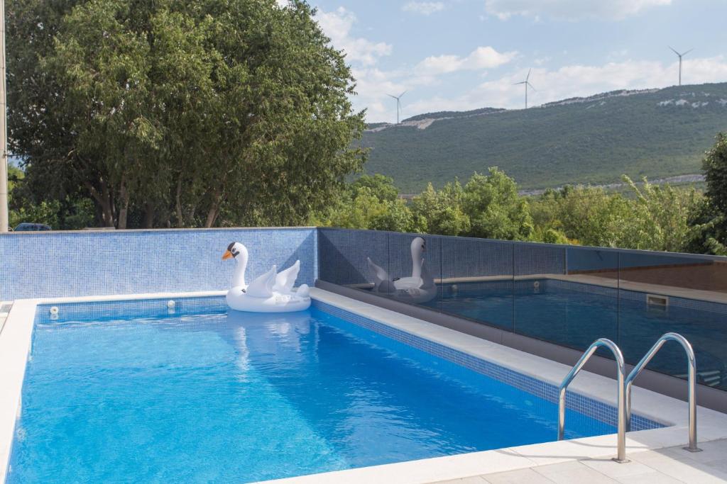 Bazén v ubytovaní Villa Tomić alebo v jeho blízkosti