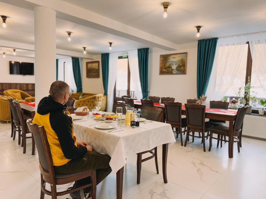 TV a/nebo společenská místnost v ubytování Popasul Moților