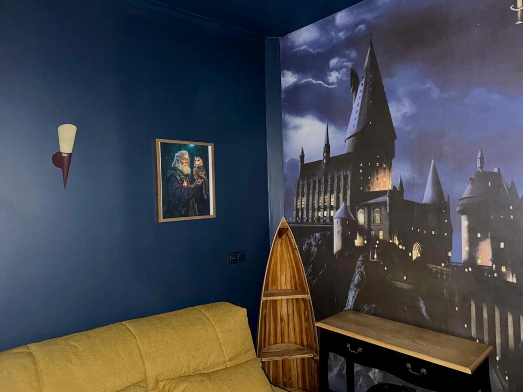 un salon avec une fresque de château sur le mur dans l'établissement La traversée des sorciers, à Reims