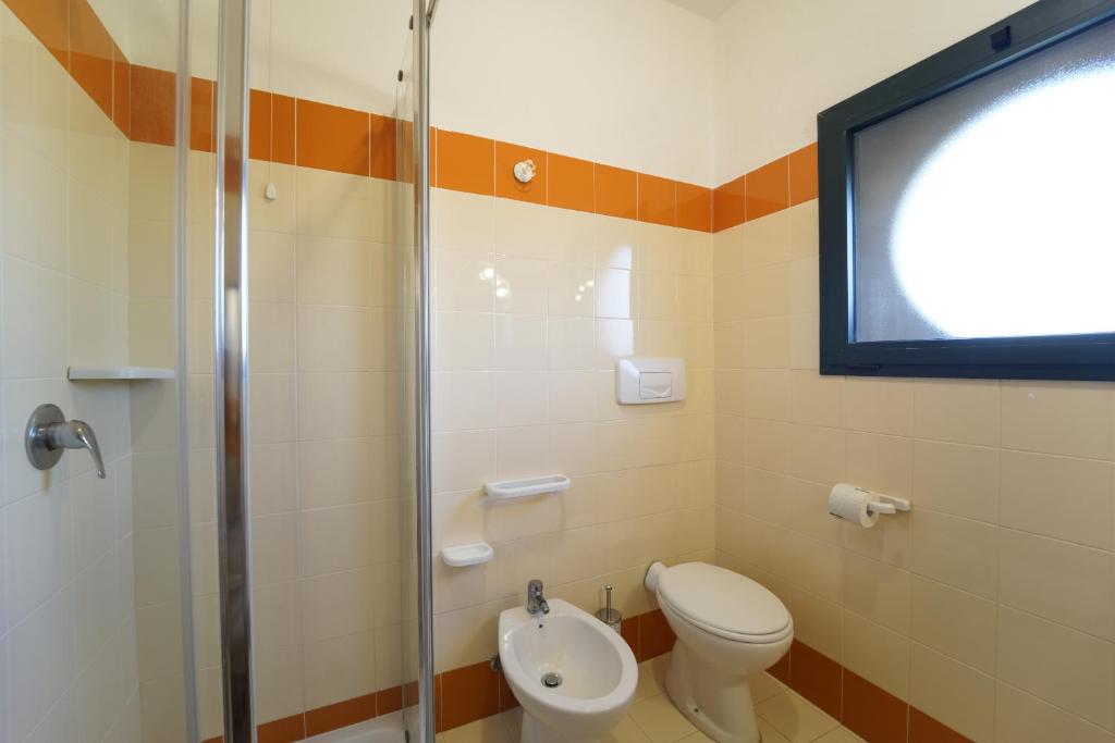 a bathroom with a toilet and a sink at La Meta Sporting Rooms in Alghero