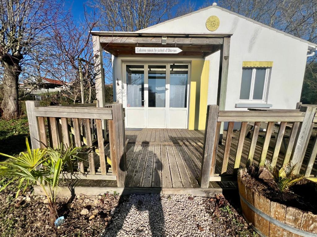 una casa con una rampa de madera que conduce a una puerta en Cabane au Bord du Lac - Les Jardins de Vandré - Parc Jeux Tennis Spa Nature - IDEAL FAMILLE, en Vandré