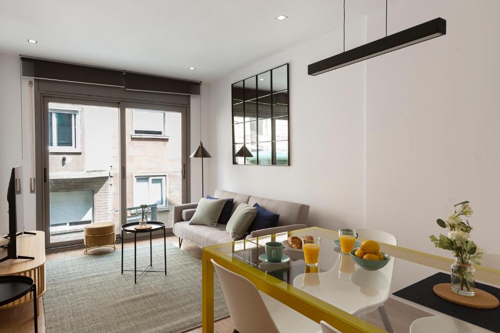 un soggiorno con un divano e un tavolo di 4263 - AB Les Corts II a Barcellona