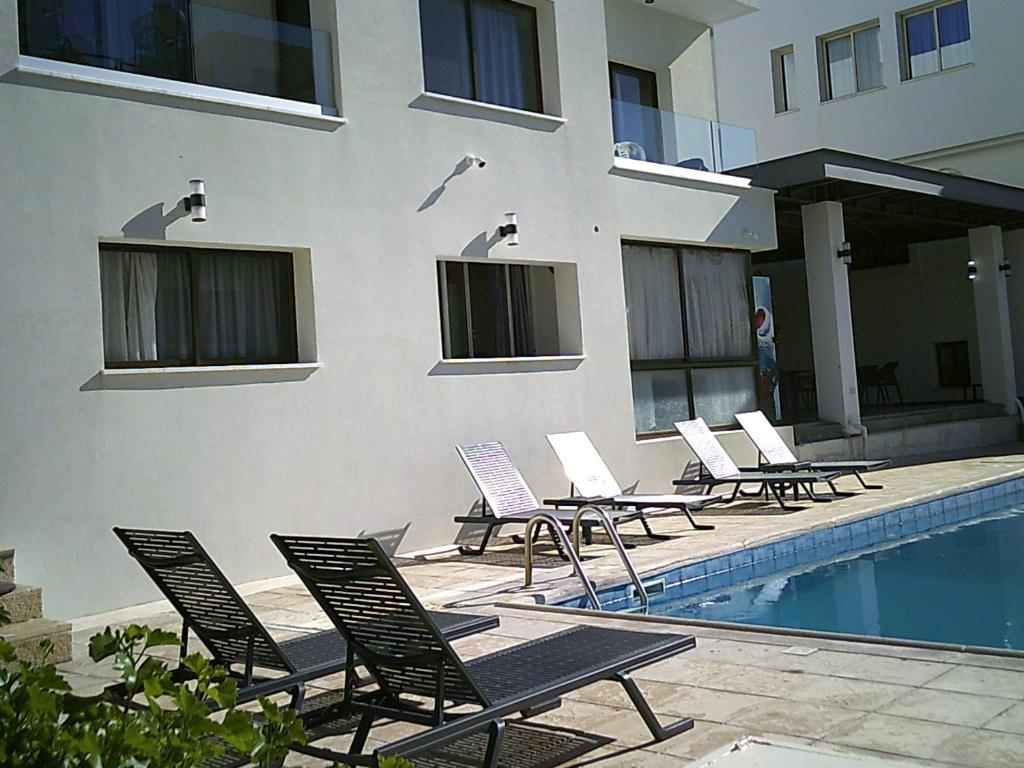 Bazén v ubytování Panklitos Tourist Apartments nebo v jeho okolí