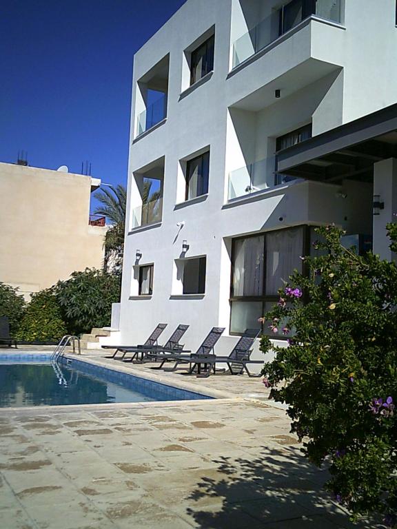 Bazén v ubytování Panklitos Tourist Apartments nebo v jeho okolí