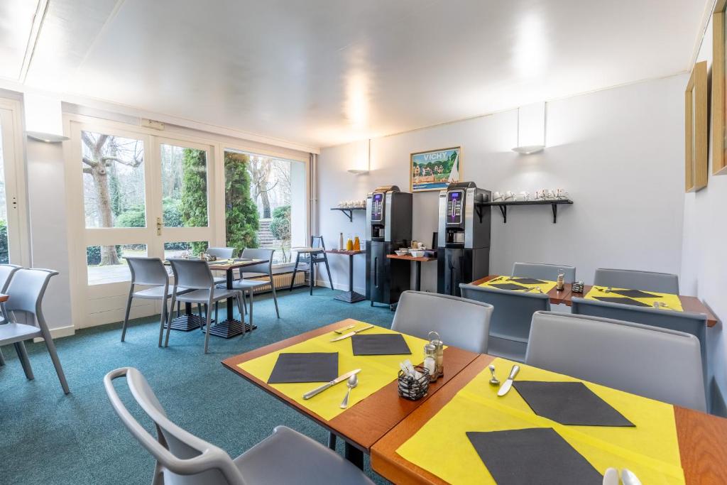 Kuchyň nebo kuchyňský kout v ubytování Brit Hotel Le Parc Vichy