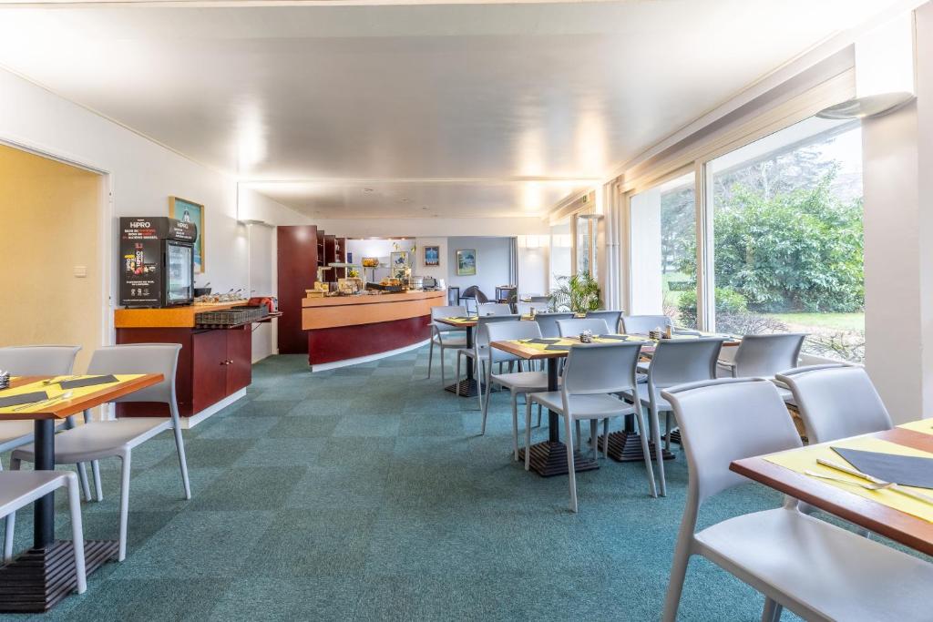Kuchyň nebo kuchyňský kout v ubytování Brit Hotel Le Parc Vichy