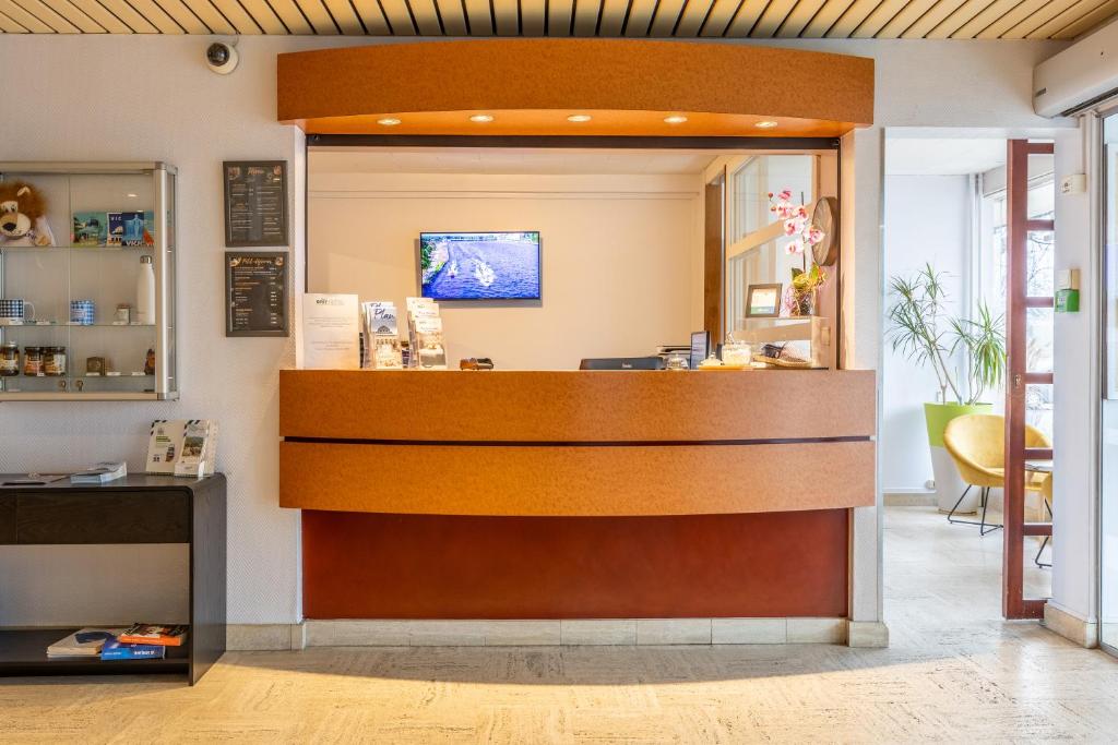 TV a/nebo společenská místnost v ubytování Brit Hotel Le Parc Vichy