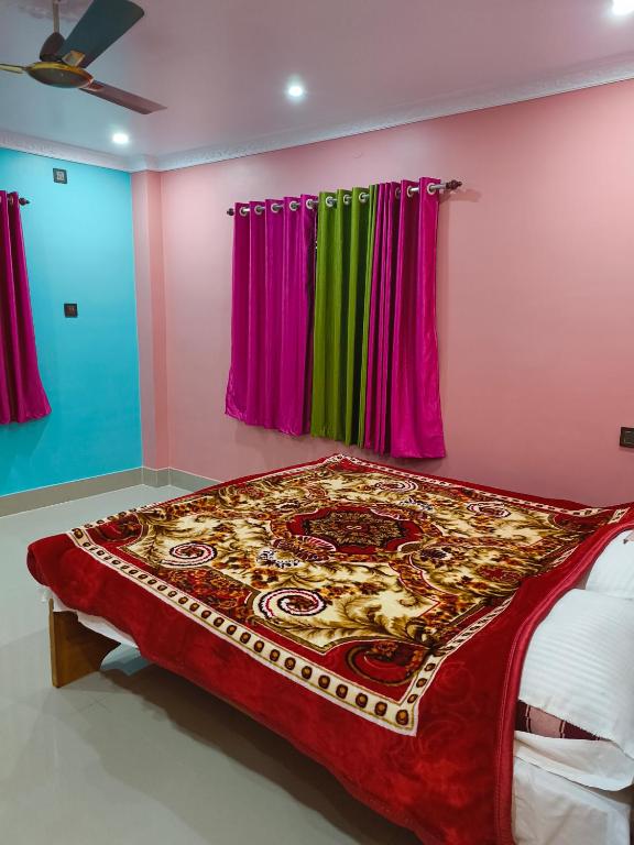 Postel nebo postele na pokoji v ubytování Aditya Guest House
