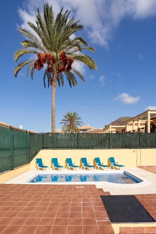 Bazén v ubytování Exclusive villa with private pool 1 kilometer from Los Cristianos Beach nebo v jeho okolí